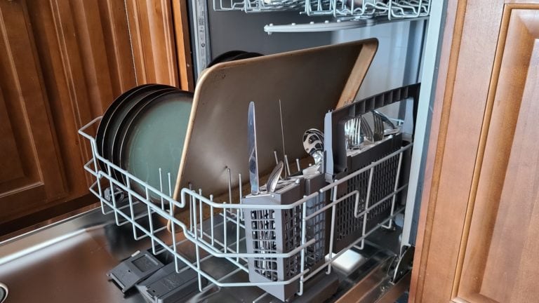 Can You Put Baking Trays in the Dishwasher?